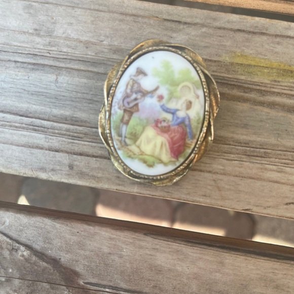 Sale‼️ Brooch Vintage  -France Hand-Painted Porcelain of "The Queen" - Picture 5 of 5